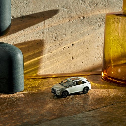 MINIATURE DS 7 E-TENSE 4x4 300 (CRYSTAL PEARL) 1:43 | DS Official